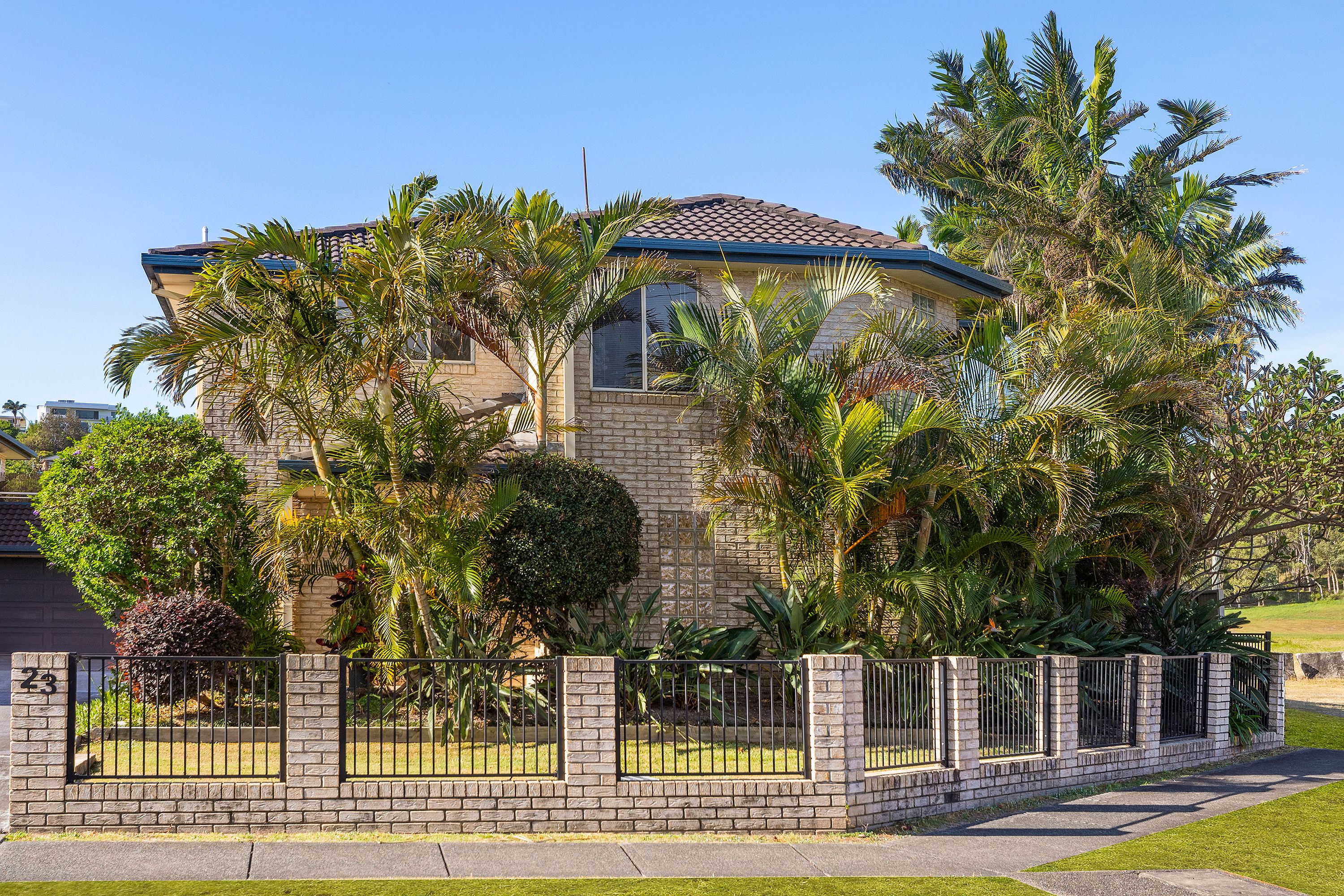Coastal Calm, City Convenience: Surf, Sand & Shops Prime Position Park Beach.